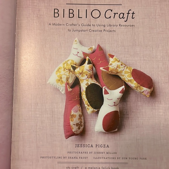 BIBLIOCraft book, used but good as new! 📚🧵🎨 - Picture 4 of 4